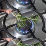 Yes, vinegar helps clean the washing machine thoroughly: here’s how to use it